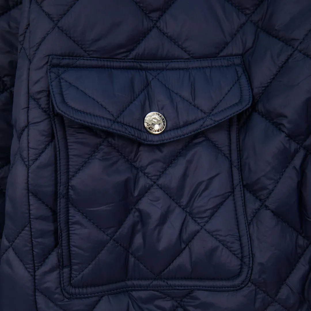 P390 zp version [Exclusive supply] Ralph Lauren/Ralph Lauren 2025aw autumn and winter popular items diamond-shaped quilted embroidered corduroy strips imitation feather jacket jacket Correct three-pocket version Slight waist design Free matching neckline ✅ Facial filling imitation feather cotton Three-in-one diamond-shaped quilted embroidery Soft and comfortable ✅ Customized double-circle brand hardware buckle back waist freely adjustable elastic design ✅ RL three-color diamond plaid cotton jacket 100% restoration Corduroy strips running through the whole body, no knots and overlaps, artificial curling, fine workmanship, highly recommended, a rare cotton jacket that does not look bloated, can be worn as an inner layer in the north, can be worn with multiple necklines, elastic waistline on the back, freely adjustable waist, matte memory technology on the face, giving a cotton feel, not to be missed, highly recommended, color: black, white, gray green, khaki, navy, size: S M L XL, number: WW10951